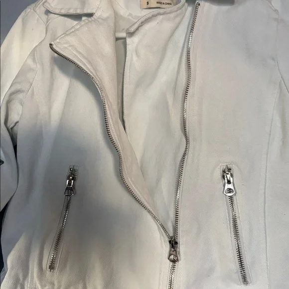 STOOSH White jean jacket. Beautiful detailed Blue floral embroidery. Size small - Picture 5 of 12